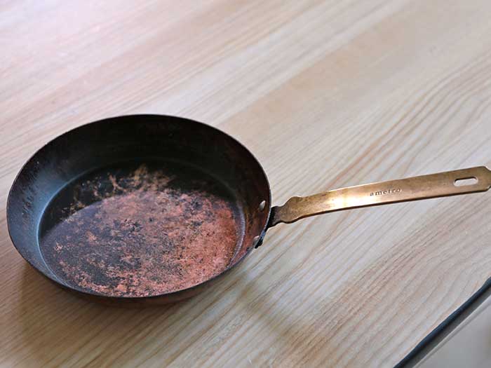 銅のフライパンの磨き方！焦げや変色もピカピカになるお手入れ方法